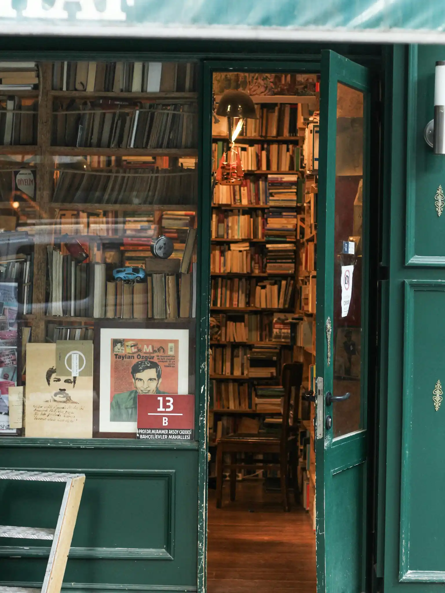 Puerta abierta de librería con estanterías llenas de libros