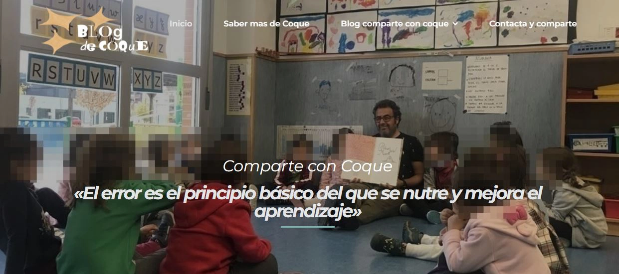 Profesor lee cuento a niños en clase