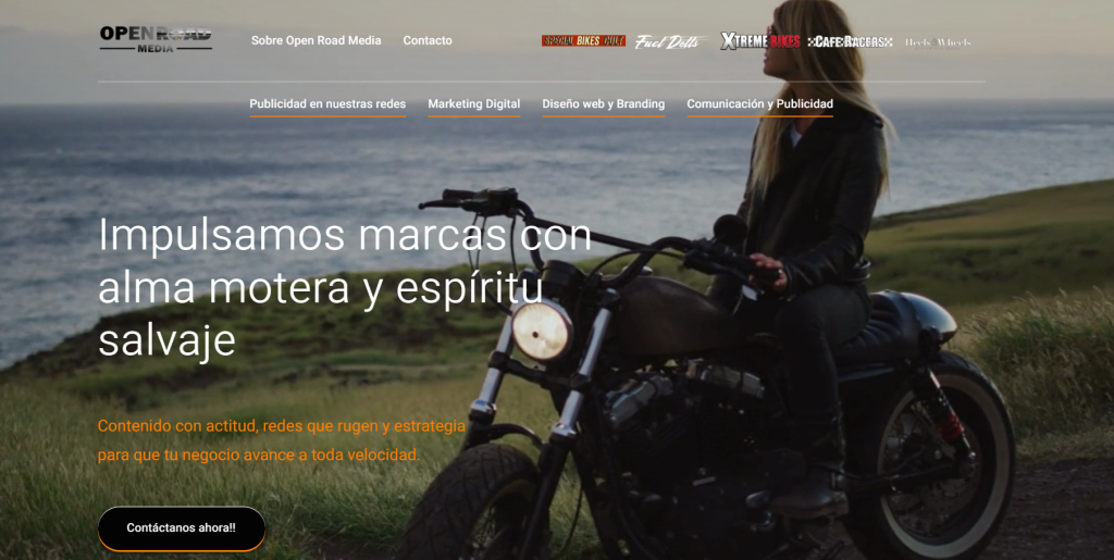Mujer en moto junto al mar